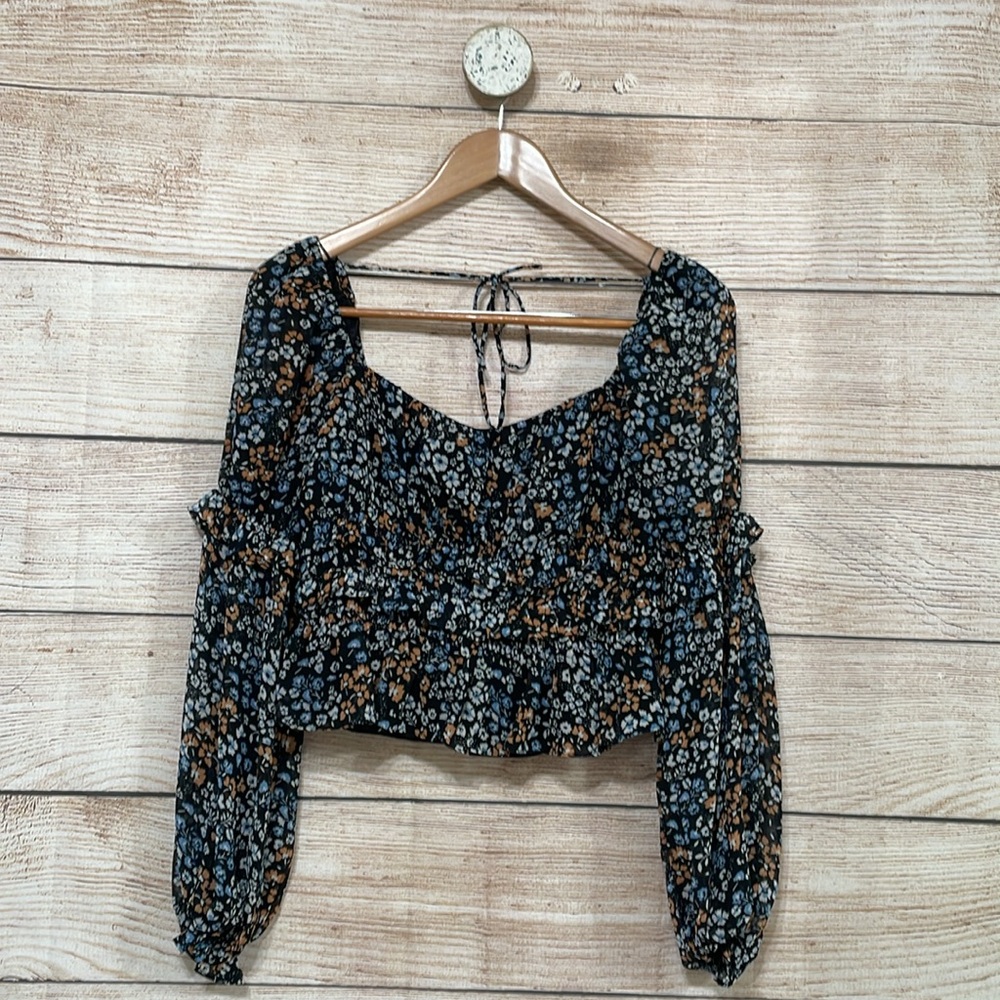 ASTR The Label Black Floral Cropped Long Sleeve Blouse